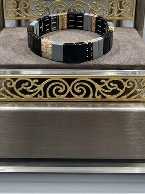 🌸 Modern Black and Gray Tila Bead Stretch Bracelet 🌸